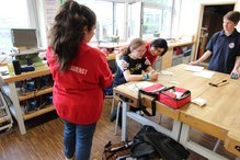 Bild einer Hilfeleistung im Technikraum der Schule (Übung).