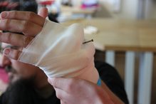 Eine geschminkte und anschließend versorgte Wunde.