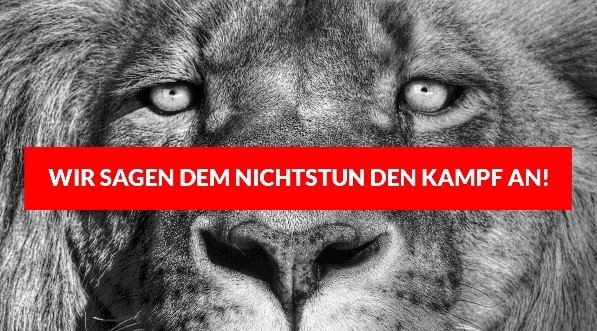 Ein schwarz-weißer Löwenkopf im Hintergrund, davor ein rotes Banner mit der Aufschrift "WIR SAGEN DEM NICHTSTUN DEN KAMPF AN!"